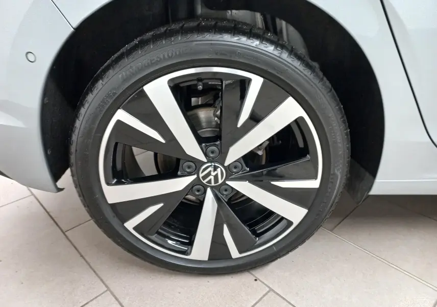 Gros plan sur la jante alliage 18'' Catania bicolore noir et argent de la Volkswagen Golf 1.5 eTSI Argent Dolomite.