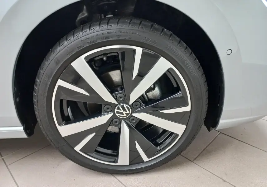 Gros plan sur la jante alliage 18'' Catania bicolore noir et argent de la Volkswagen Golf 2025 Argent Dolomite, côté droit.