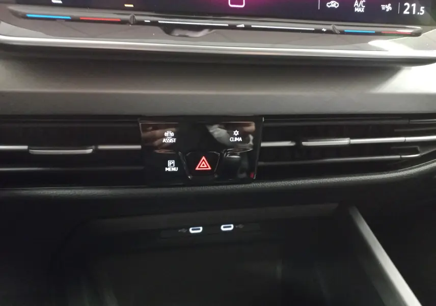 Détail du tableau de bord central de la Volkswagen Golf 1.5 eTSI 2025 avec commandes tactiles et affichage digital.