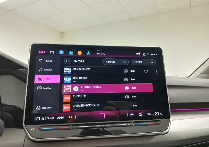 Vue intérieure centrée sur l'écran tactile multimédia de la Volkswagen Golf 1.5 eTSI 116 BVM6 VW Edition.