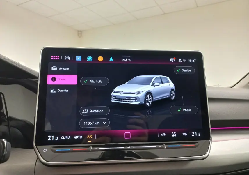 Écran tactile intérieur montrant une illustration argentée de la Volkswagen Golf 2025 en vue 3/4 avant.