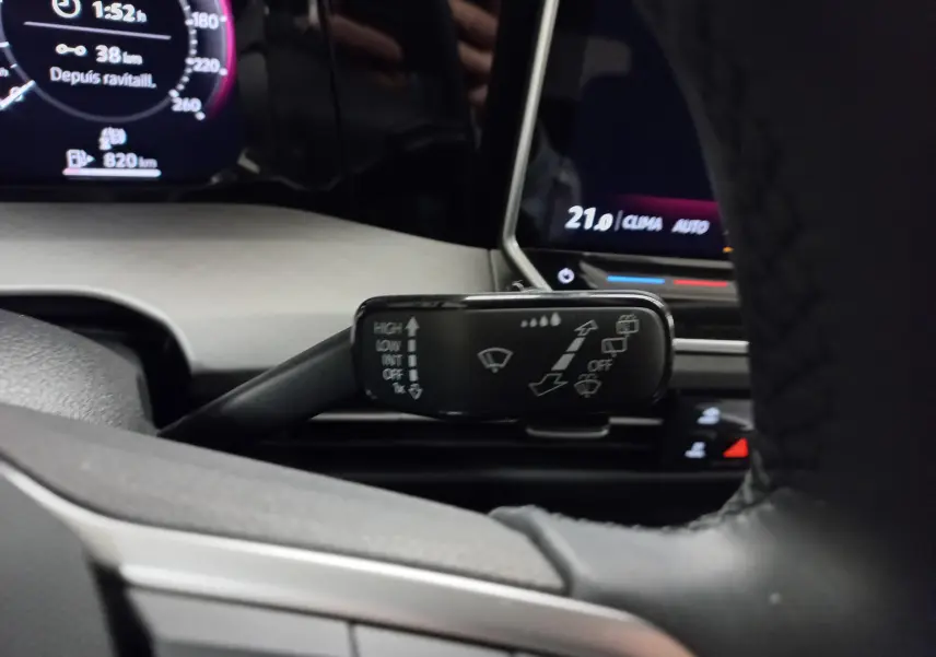 Gros plan sur la commande d’essuie-glace côté droit du volant d’une Volkswagen Golf 1.5 eTSI 2025 argent Dolomite.