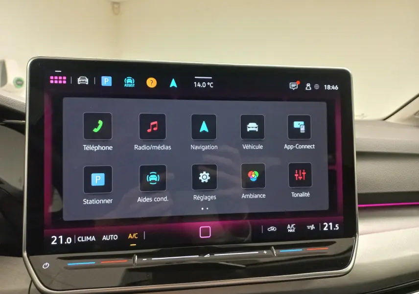 Écran tactile central de la Volkswagen Golf 1.5 eTSI 2025 affichant le menu principal avec options connectivité et réglages climatiques.