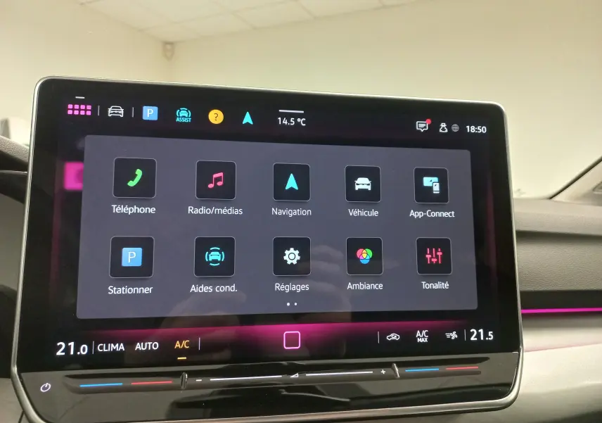 Écran tactile central de la Volkswagen Golf 1.5 eTSI 2025 affichant les menus de navigation et réglages, intérieur clair.