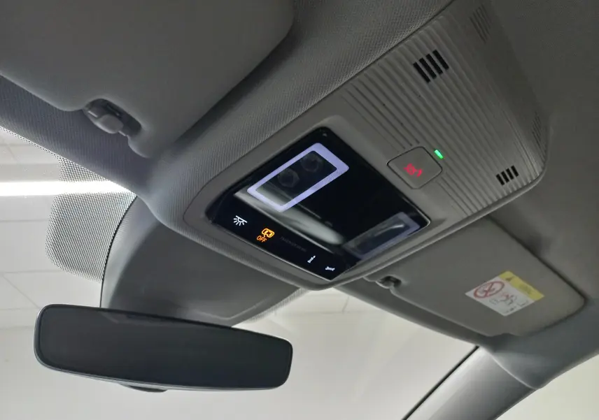 Vue intérieure du plafonnier avec commandes lumineuses et rétroviseur dans une Volkswagen Golf argent Dolomite 2025.