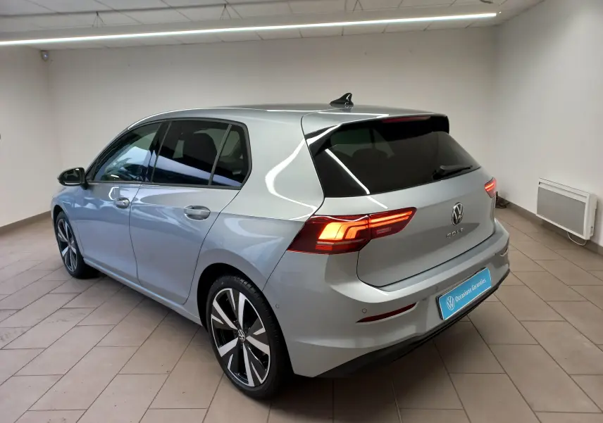 Vue 3/4 arrière droite d'une Volkswagen Golf 1.5 eTSI 116 BVM6 argent Dolomite avec jantes alliage 18'' Catania.
