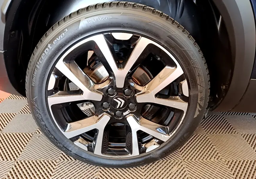 Gros plan sur la roue avant droite du Citroën C5 Aircross 2023, jante alliage bicolore noire et argent.