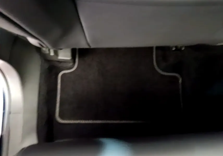 Vue du sol côté passager arrière du Citroën C5 Aircross 2023, tapis de sol noir avec surpiqûres claires.