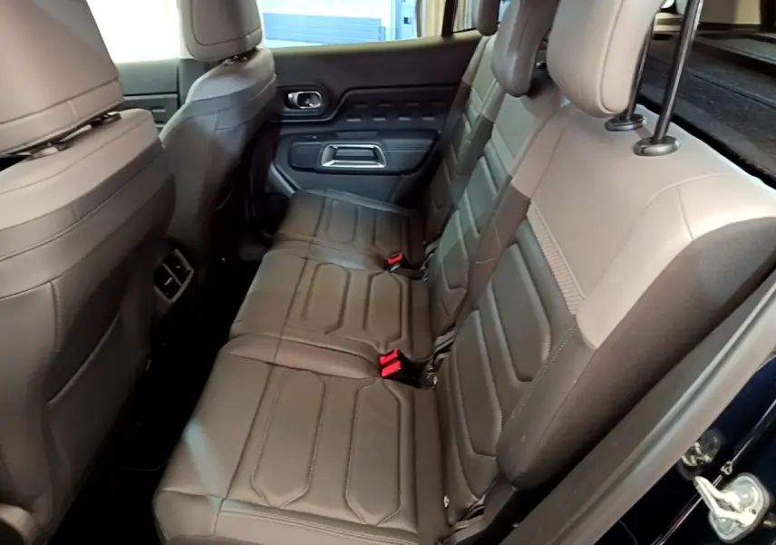 Vue intérieure côté droit des sièges arrière en cuir marron du Citroën C5 Aircross 2023, avec appuie-têtes réglables.
