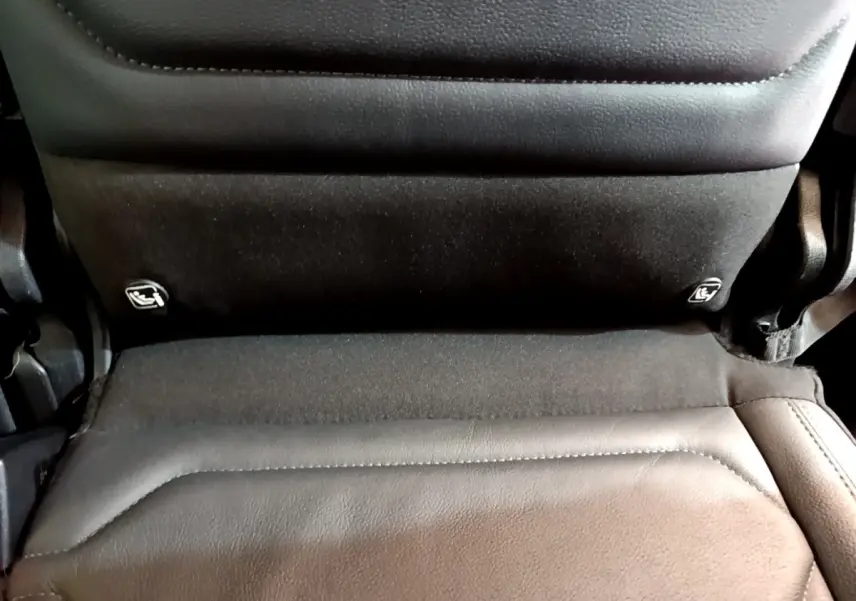 Détail du dossier de siège arrière en cuir noir avec commandes de ventilation intégrées sur un Citroën C5 Aircross.