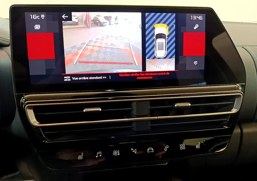 Écran tactile central affichant la caméra de recul et l’aide au stationnement du Citroën C5 Aircross 2023, intérieur noir.