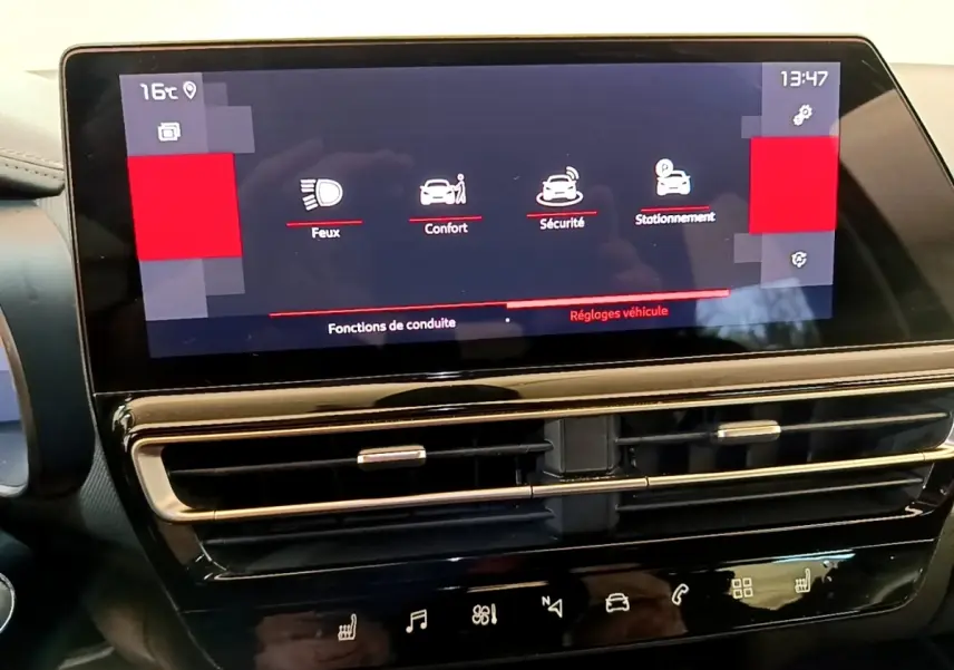 Écran tactile central du tableau de bord du Citroën C5 Aircross 2023, affichant les réglages véhicule en mode sombre.