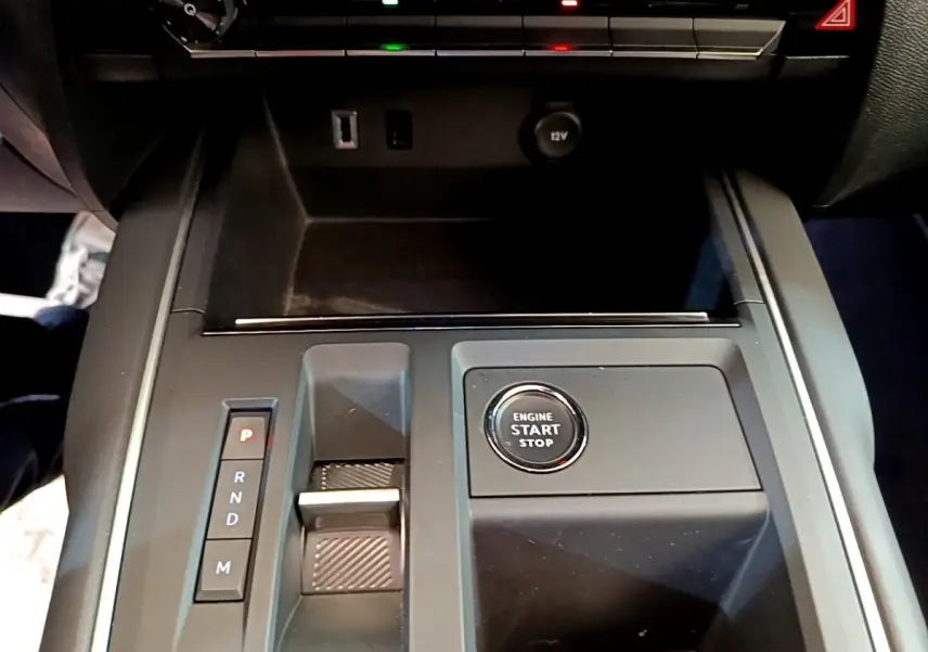 Vue rapprochée de la console centrale noire du Citroën C5 Aircross 2023 avec bouton start/stop et sélecteur de boîte automatique.