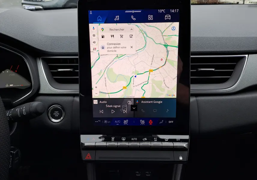 Vue intérieure centrée sur l'écran tactile vertical du tableau de bord de la Renault Symbioz 2025, avec commandes climatisation en dessous.