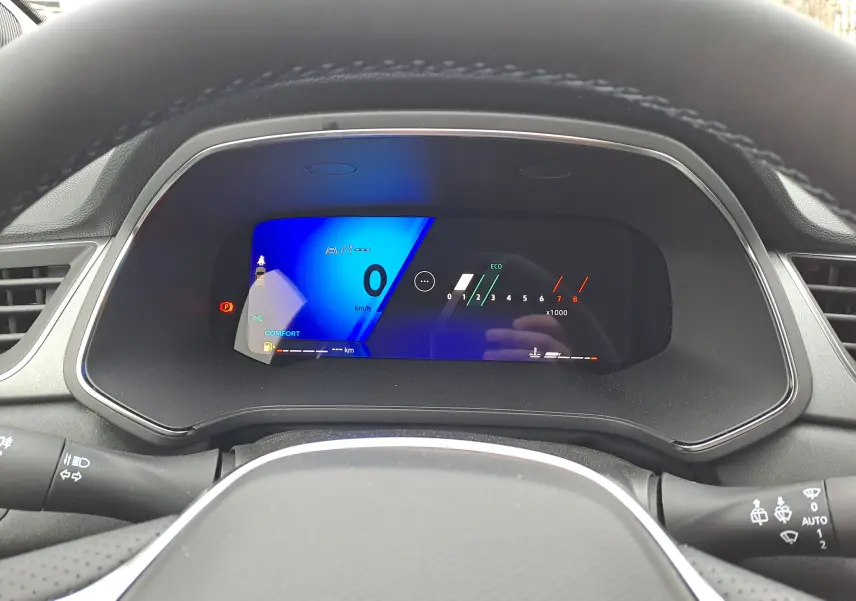 Vue rapprochée du tableau de bord numérique bleu et noir du Renault Symbioz 2025, affichant la vitesse et le mode confort.