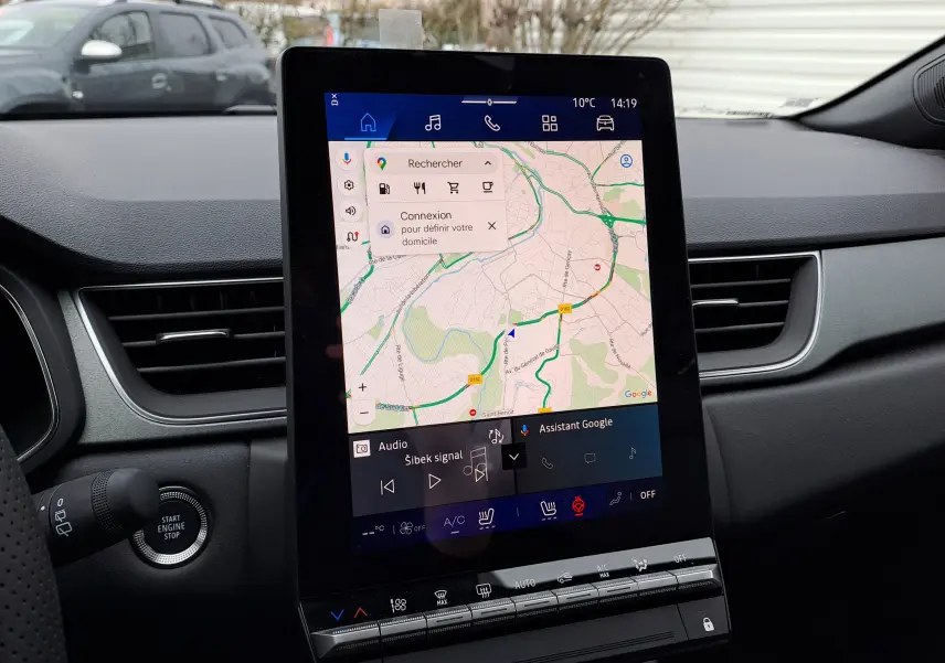 Vue rapprochée de l’écran tactile central affichant la navigation dans l’habitacle d’une Renault Symbioz 2025.