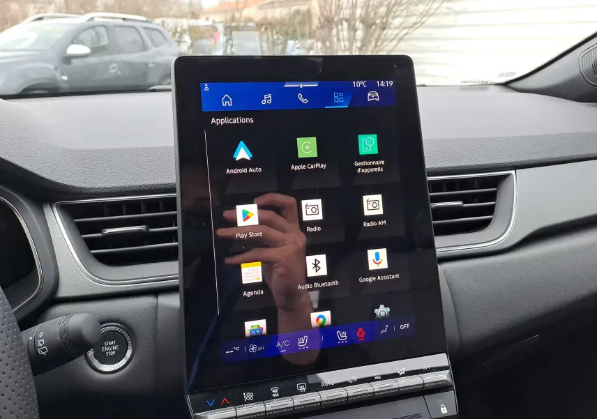 Vue intérieure centrée sur l'écran tactile multimédia vertical du Renault Symbioz, tableau de bord noir visible.