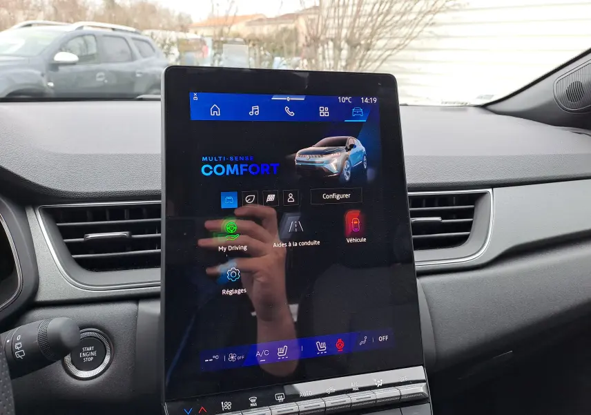 Vue intérieure centrée sur l'écran tactile du tableau de bord du Renault Symbioz 2025, affichant le mode confort.