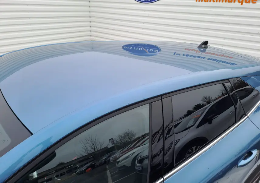 Vue en plongée du toit bleu mercure et des vitres teintées côté gauche du Renault Symbioz NV Mild Hybrid 140ch Techno 2025.