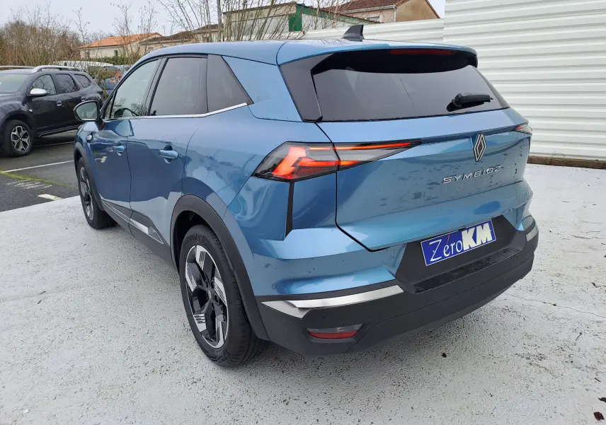 Vue 3/4 arrière droite d'un Renault Symbioz bleu mercure avec feux arrière LED et jantes bi-ton.