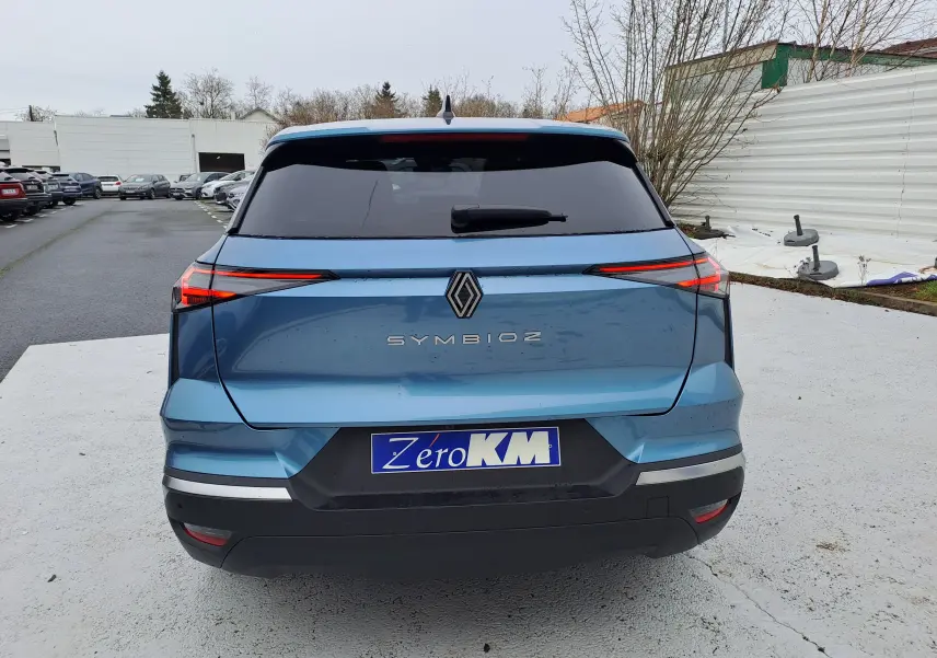 Vue arrière d'une Renault Symbioz bleu mercure 2025 avec feux arrière fins et lunette arrière teintée.