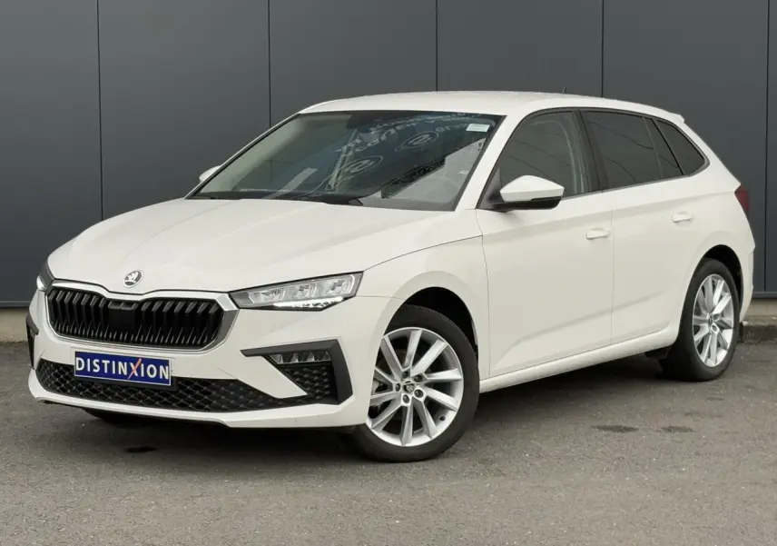 Vue 3/4 avant d'une Skoda Scala blanche Candy avec jantes alliage 17 pouces et calandre noire distinctive.