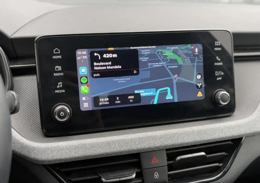 Écran tactile central avec navigation active dans l'habitacle d'une Skoda Scala 2024 blanc Candy.
