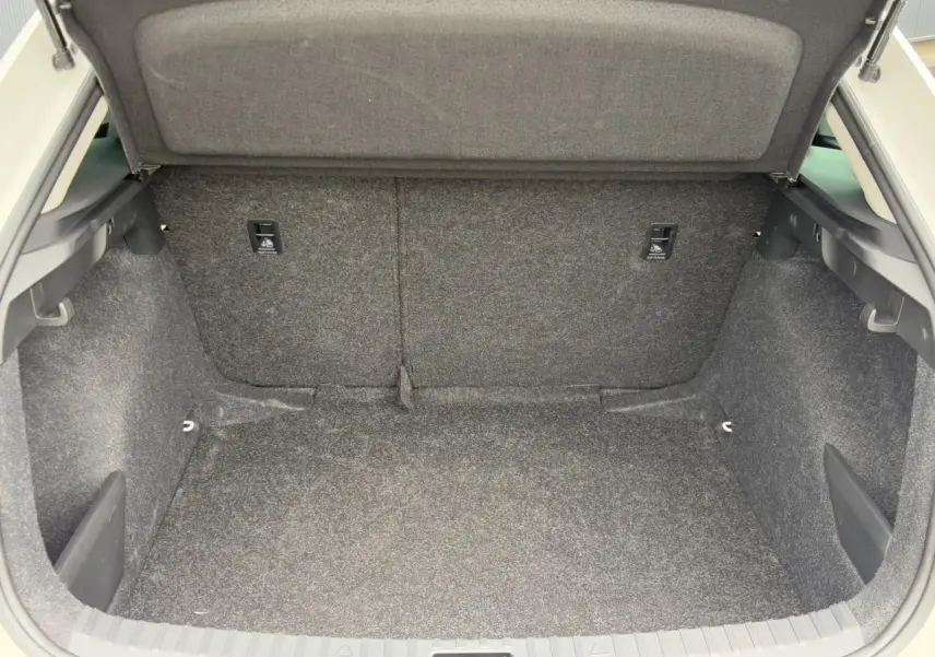 Coffre ouvert de la Skoda Scala blanc Candy 2024, montrant un espace de chargement propre et bien fini.