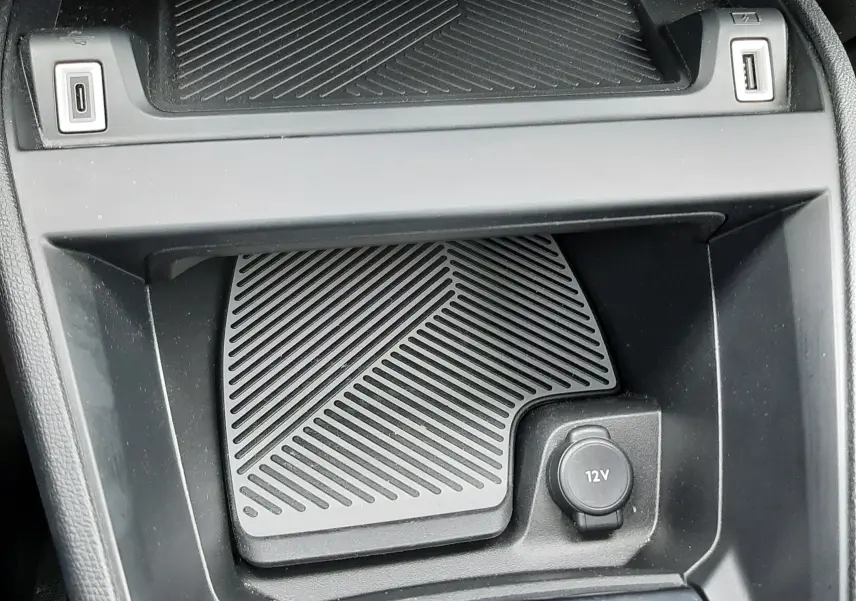 Détail de la console centrale grise acier de la Citroën C4 Hybrid 136, avec prises USB et prise 12V visibles.