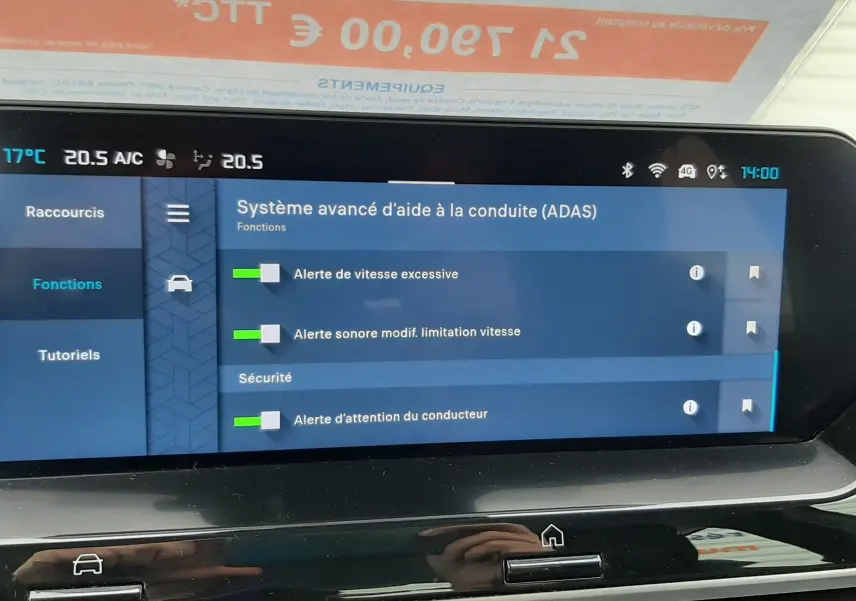 Écran central de la Citroën C4 Hybrid 136 e-DSC6 Plus 2024 affichant les alertes du système avancé d'aide à la conduite.