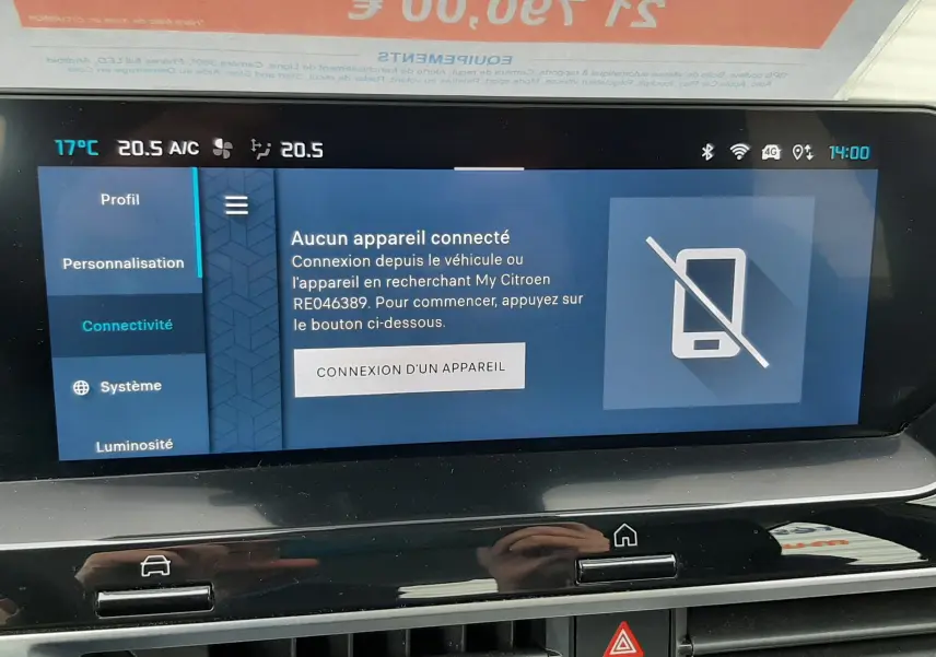 Écran tactile central de la Citroën C4 Hybrid 136 e-DSC6 Plus 2024, affichant le menu connectivité, intérieur noir.
