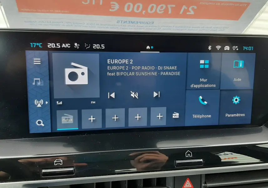 Écran tactile central de la Citroën C4 Hybrid 136 e-DSC6 Plus 2024 affichant la radio Europe 2, avec commandes climatisation visibles.