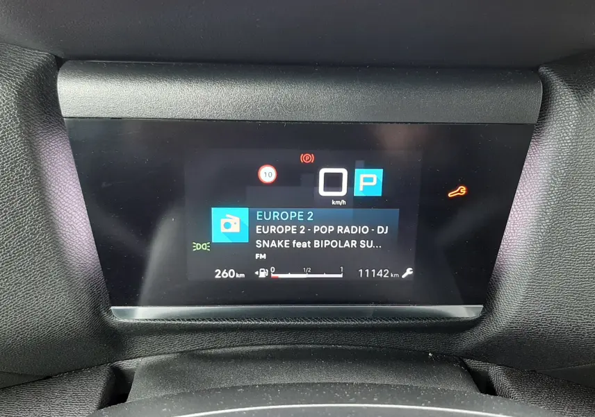 Affichage numérique du tableau de bord de la Citroën C4 Hybrid 136 e-DSC6 Plus, avec radio Europe 2 et indicateurs de vitesse et kilométrage.