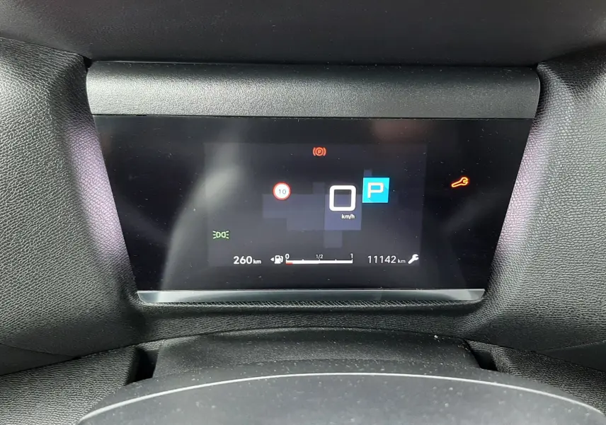 Tableau de bord numérique de la Citroën C4 Hybrid 136 e-DSC6 Plus, affichant vitesse à 0 km/h et mode parking.