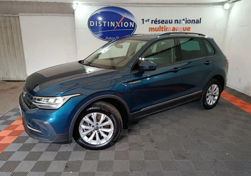 Volkswagen Tiguan 1.4 eHybrid bleu, vue 3/4 avant droit, avec jantes alliage et toit noir.