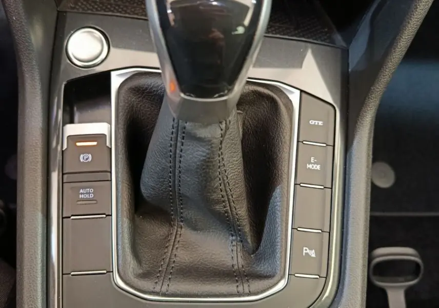 Le levier de vitesses automatique noir du Volkswagen Tiguan 1.4 eHybrid 2022 avec boutons GTE et E-MODE visibles.