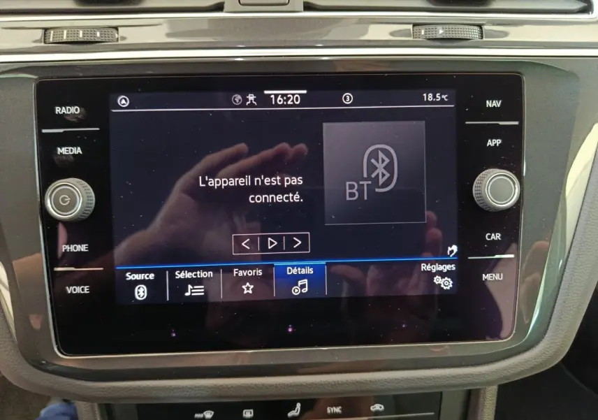 Écran tactile central du Volkswagen Tiguan bleu 2022 affichant un message Bluetooth non connecté, vue frontale rapprochée.