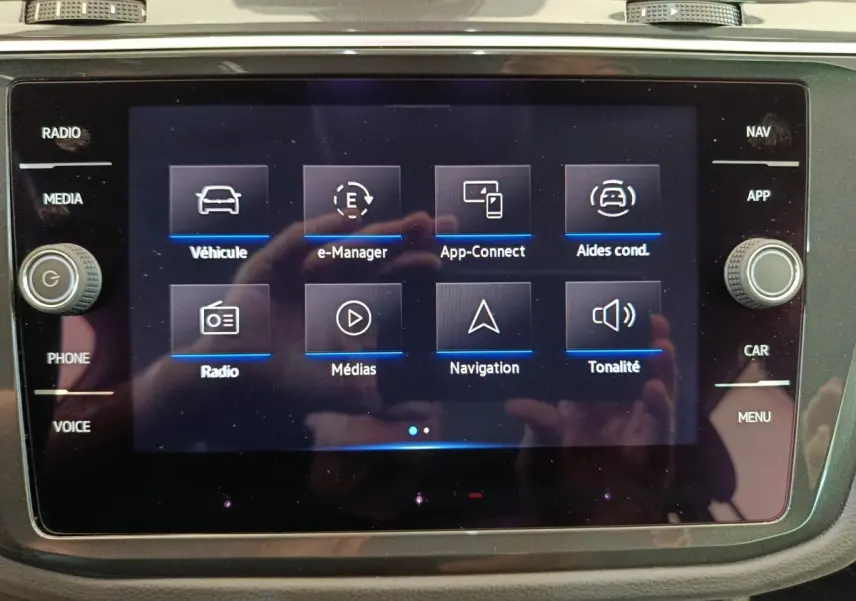 Écran tactile central du Volkswagen Tiguan hybride rechargeable 2022 affichant les menus de navigation et médias.