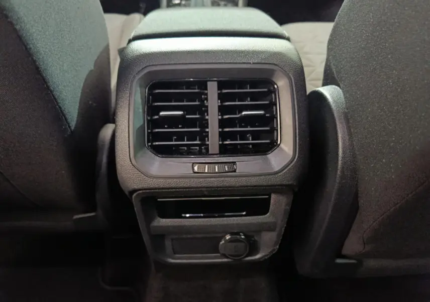 Bouche d’aération arrière centrale noire entre les sièges avant du Volkswagen Tiguan 1.4 eHybrid 2022.