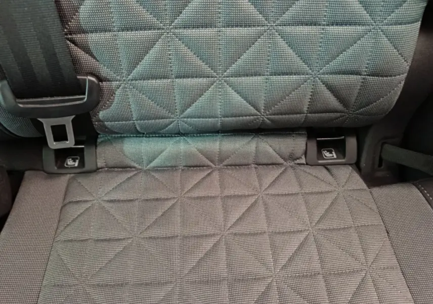 Gros plan sur la banquette arrière grise du Volkswagen Tiguan 1.4 eHybrid 2022 avec fixation Isofix visible.