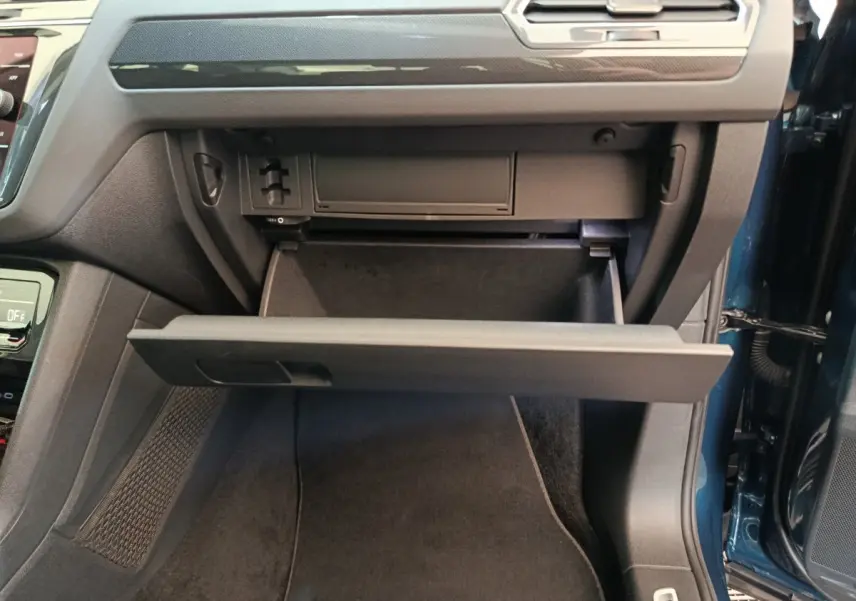 Gant de rangement ouvert côté passager dans l'habitacle bleu du Volkswagen Tiguan 2022 hybride rechargeable.