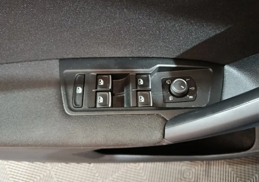 Panneau de commandes des vitres et rétroviseurs côté conducteur du Volkswagen Tiguan bleu 2022 hybride rechargeable.