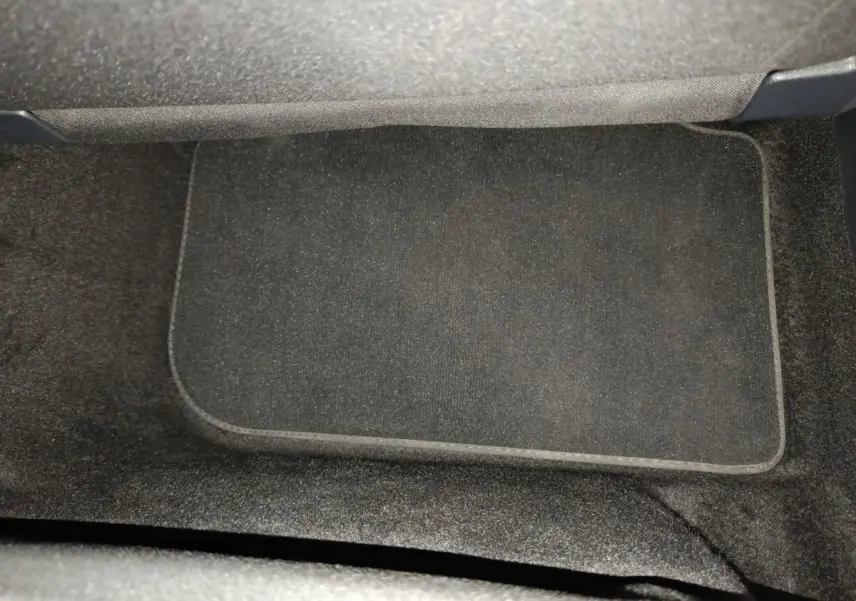 Tapis de sol noir côté passager avant du Volkswagen Tiguan 1.4 eHybrid 2022, intérieur sobre et propre.