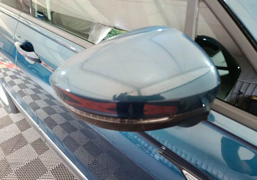 Rétroviseur côté gauche bleu brillant avec clignotant intégré sur Volkswagen Tiguan hybride rechargeable 2022.