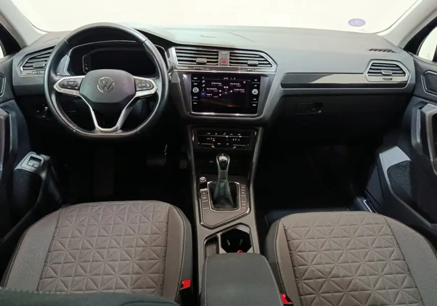 Intérieur du Volkswagen Tiguan 1.4 eHybrid 2022, vue frontale du tableau de bord et volant cuir noir.