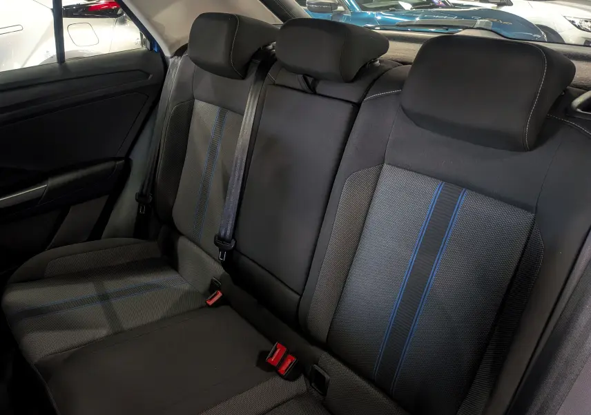 Vue rapprochée des sièges arrière en tissu noir avec bandes bleues du Volkswagen T-Roc 2018, version Lounge.