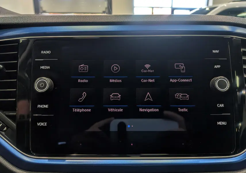 Écran tactile central du Volkswagen T-Roc 2018 montrant les options radio, médias, navigation et téléphone.