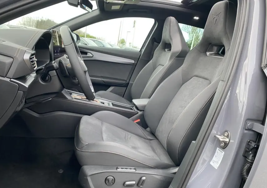 Vue intérieure côté conducteur du CUPRA Formentor gris Graphène 2025, sièges baquets suédine avec surpiqûres cuivrées.