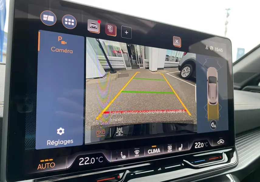 Écran tactile intérieur du CUPRA Formentor 2025 montrant la caméra de recul avec affichage des aides au stationnement.