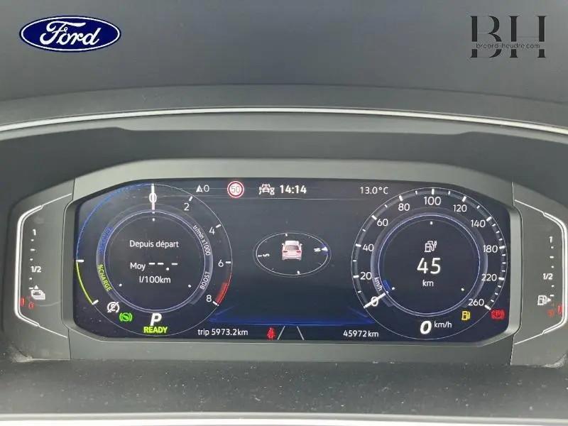 Tableau de bord numérique du Volkswagen Tiguan 1.4 eHybrid 2022, affichage en mode hybride avec informations de conduite.
